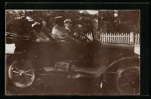 Foto-AK Herrschaften im Auto auf der Wiese