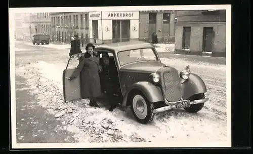 Foto-AK Mann und Frau am Auto auf der Strasse im Winter