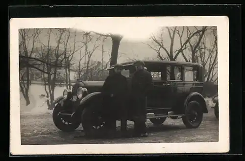 Foto-AK Zwei Männer am Auto auf der Strasse im Winter