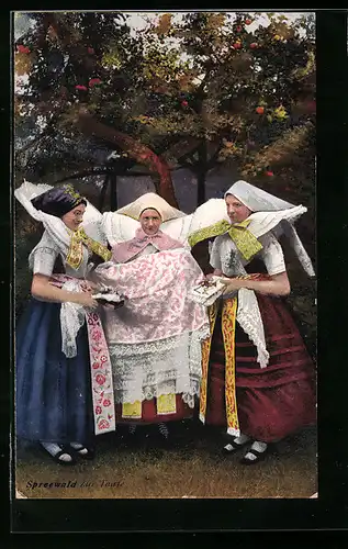 AK Junge Frauen in Spreewälder Tracht gehen zu einer Tauffeier