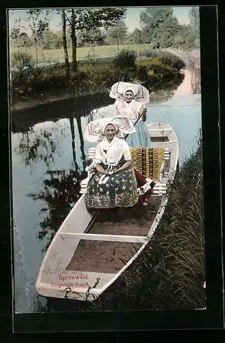 AK Junge Frauen in Spreewälder Tracht bei einer Kahnfahrt