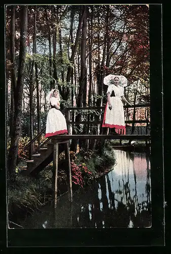 AK Frauen in Spreewälder Tracht auf einer Brücke