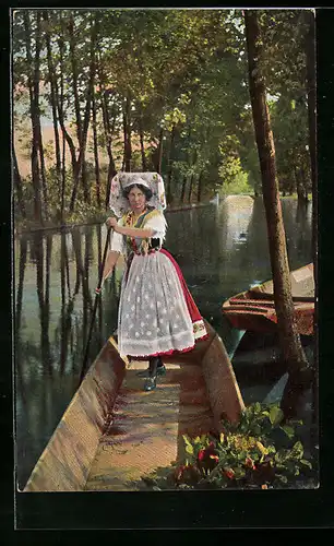 AK Frau in Spreewälder Tracht bei einer Kahnfahrt