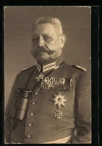 AK Portrait des Reichspräsidenten Paul von Hindenburg in Uniformmit Fernglas