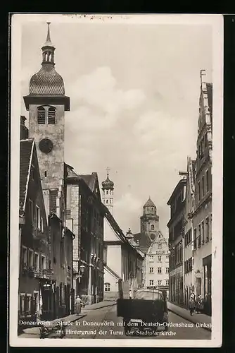 AK Donauwörth, Strassenpartie mit dem Deutsch-Ordenshaus links, Im Hintergrund der Turm der Stadtpfarrkirche
