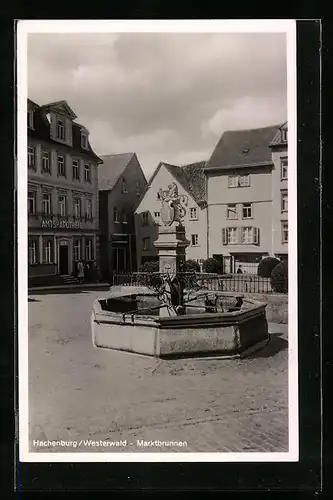 AK Hachenburg /Westerwald, Strassenpartie mit Amts-Apotheke und Marktbrunnen