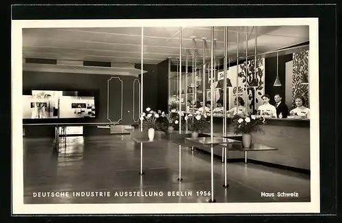 AK Berlin, Deutsche Industrie-Ausstellung 1956, Haus Schweiz, Innenansicht