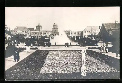 AK Leipzig, Weltausstellung für Buchgewerbe und Graphik 1914, Blick vom Haupteingang nach dem Völkerschlachtdenkmal