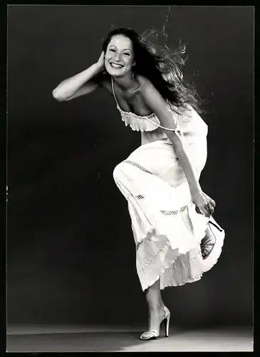 Fotografie hübsches lachendes Modell im Sommerkleid mit hochhackigen Schuhen