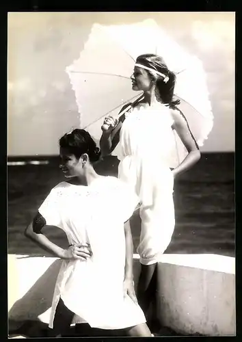 Fotografie junge Modell's im Nachtkleid & Schlafanzug mit Sonnenschirm am Strand