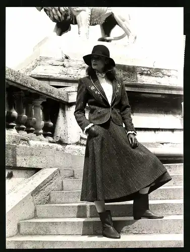 Fotografie Modell posiert im Kostüm aus Wollsiegel-Tweed