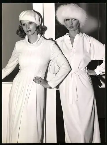 Fotografie elegante Modell's posieren mit Mütze im Bademantel & Abendkleid