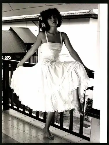 Fotografie junges brünettes Modell trägt weisses Samba-Kleid