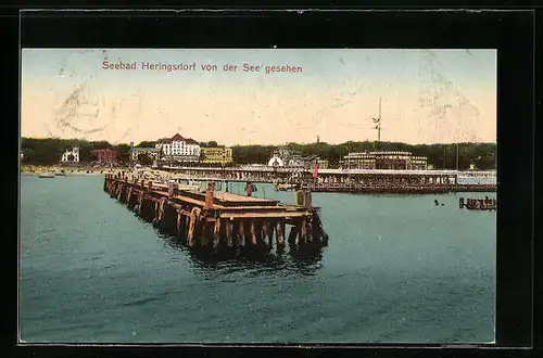 AK Heringsdorf / Usedom, Strandpartie und Seebrücke vom Wasser aus gesehen