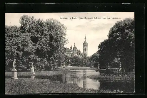 AK Schwerin i. M., Grossherzogl. Schloss von den Cascaden