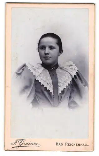 Fotografie J. Grainer, Bad Reichenhall, Portrait schönes Fräulein in prachtvoller Bluse