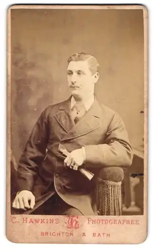 Fotografie C. Hawkins, Brighton, 32 & 38, Preston Street, Portrait junger Mann elegant im Anzug