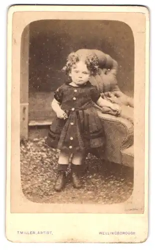 Fotografie T. Miller, Wellingborough, Midland Road, Portrait süsses Mädchen im niedlichen Kleidchen