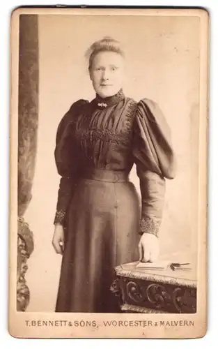 Fotografie T. Bennett & Sons, Worcester, Church Street, Portrait blonde Dame im prachtvollen Kleid