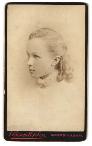 Fotografie J. Bennett & Son, Worcester, Portrait blondes hübsches Mädchen in weisser Bluse