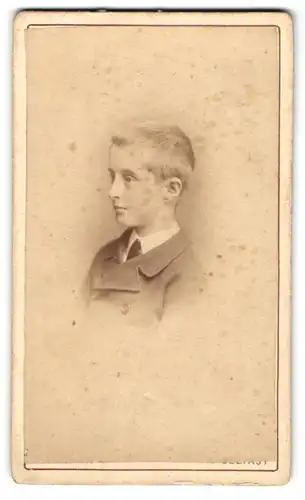 Fotografie Seggons, Belfast, 13 Castle Place, Portrait blonder frecher Bube im Jackett