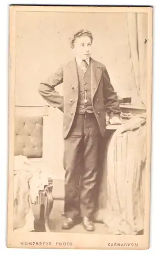 Fotografie Humphreys, Carnarvon, Castle Square, Portrait junger Mann elegant im Anzug