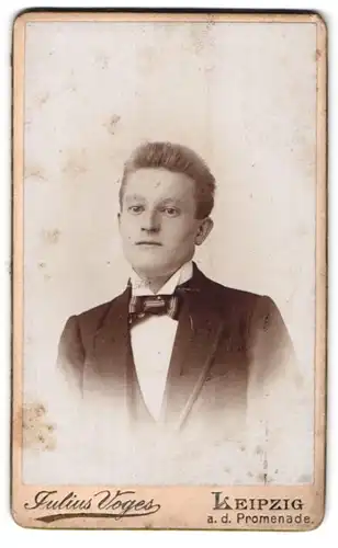 Fotografie Julius Voges, Leipzig, a. d. Promenade, Portrait junger Mann mit Fliege im Jackett