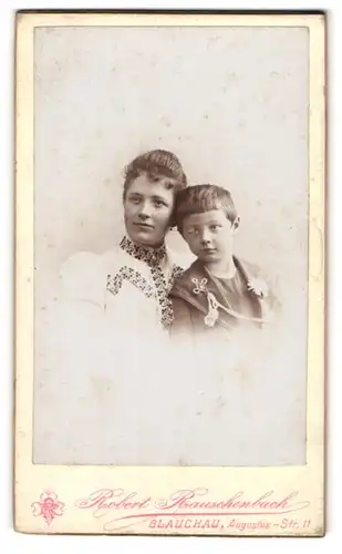 Fotografie Robert Rauschenbach, Glauchau, Augustus-Str. 11, Portrait stolze Mutter mit frechem Buben