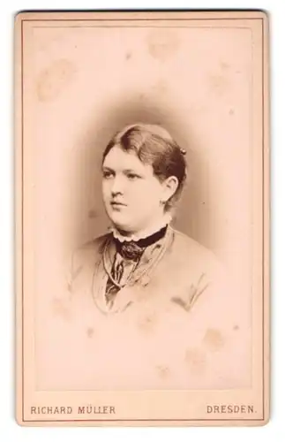 Fotografie Richard Müller, Dresden, Martenstr. 26, Portrait schönes Fräulein mit eleganter Brosche am Kragen