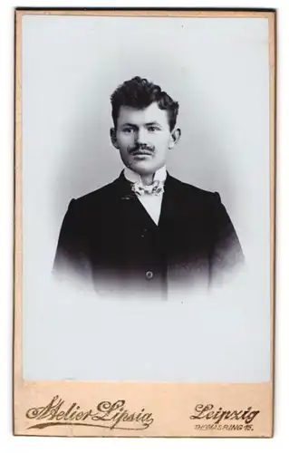 Fotografie Atelier Lipsig, Leipzig, Thomasring 15, Portrait charmanter junger Mann mit Schnurrbart