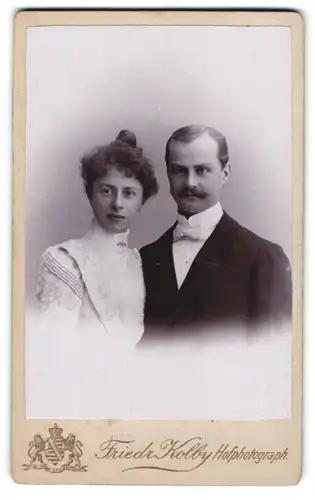 Fotografie Friedr. Kolby, Zwickau i. S., Äuss. Plauensche Str., Portrait eines elegant gekleideten Paares