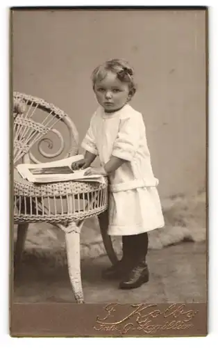 Fotografie F. Kolby, Plauen i. V., Radelstr. 1, Portrait blondes süsses Mädchen mit Haarschleife