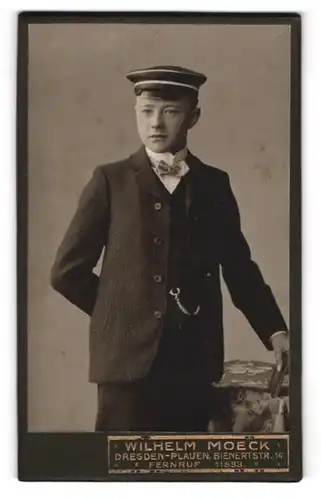 Fotografie Wilhelm Moeck, Dresden, Bienerstr. 14, Portrait Bube in elegantem Anzug mit Schirmmütze