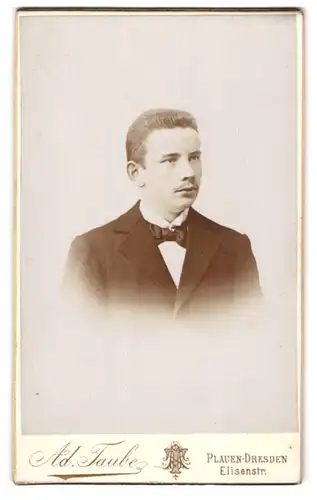 Fotografie Ad. Taube, Plauen i. V., Elisenstr. 2, Portrait junger Mann mit Fliege im Jackett