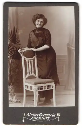 Fotografie Atelier Germania, Chemnitz, Zwickauerstr. 2b, Portrait bildschöne junge Frau elegant an einem Stuhl stehend