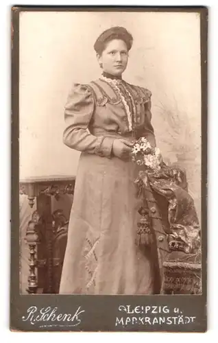 Fotografie R. Schenk, Leipzig, Portrait schöne junge Frau in prachtvollem Kleid