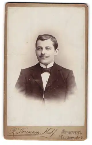 Fotografie R. Herrmann, Leipzig, Tauchaerstr. 6, Portrait charmanter junger Mann mit Schnurrbart
