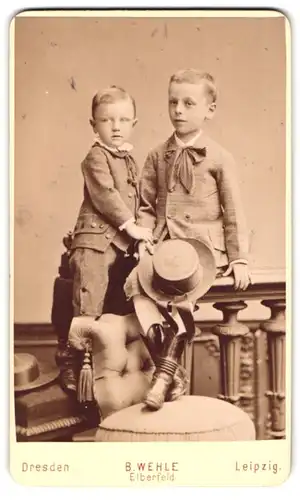 Fotografie B. Wehle, Elberfeld, Hofauerstr. 87, Portrait zwei blonde freche Buben in eleganter Kleidung