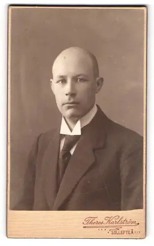 Fotografie Theres Karlström, Solleftea, Portrait charmanter junger Mann mit Krawatte im Anzug