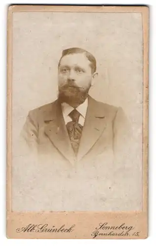 Fotografie Alb. Grünbeck, Sonneberg, Bernhardstr. 15, Portrait charmanter Mann mit Vollbart