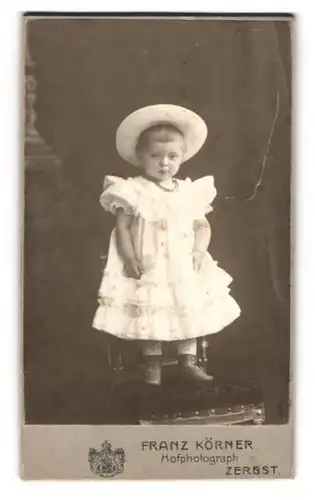 Fotografie Franz Körner, Zerbst, Portrait süsses blondes mädchen mit Hut im weissen Kleidchen