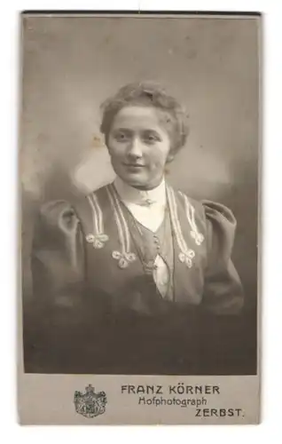 Fotografie Franz Körner, Zerbst, Portrait schöne junge Frau in prachtvoller Bluse