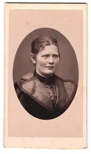 Fotografie Wilhelm Kratz, Benrath, Portrait schöne Frau in eleganter Bluse