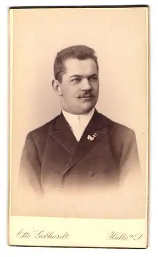 Fotografie Otto Gebhardt, Halle a. S., Gr. Ullrichstr. 11, Portrait charmanter junger Mann mit Ansteckblume