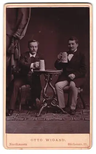 Fotografie Otto Wigand, Nordhausen, Bäckerstr. 11, Portrait zwei Herren mit Bierkrügen am Tisch sitzend