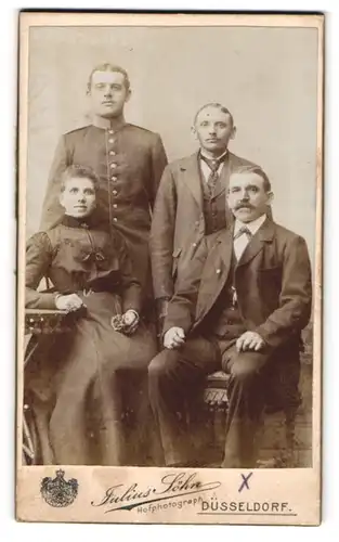 Fotografie Julius Söhn, Düsseldorf, Kasernenstr. 22, Portrait drei charmante Herren mit hübscher Dame