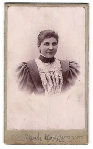 Fotografie G. Dickhaut, Düsseldorf, Friedrichstr. 46, Portrait schönes Fräulein in prachtvoller Bluse