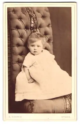 Fotografie E. Schmid, Stade, Portrait süsses blondes Mädchen im weissen Kleidchen