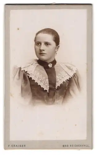 Fotografie F. Grainer, Bad Reichenhall, Portrait brünette Schönheit mit Brosche am Blusenkragen