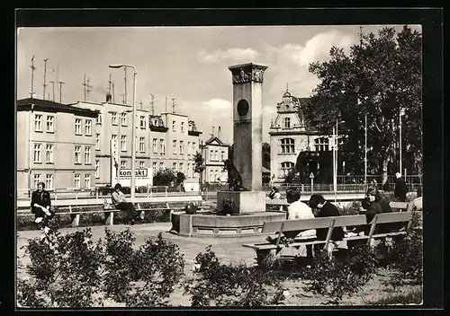 AK Güstrow /Meckl., Konsum Kaufhaus am Markt mit John-Brinckman-Denkmal